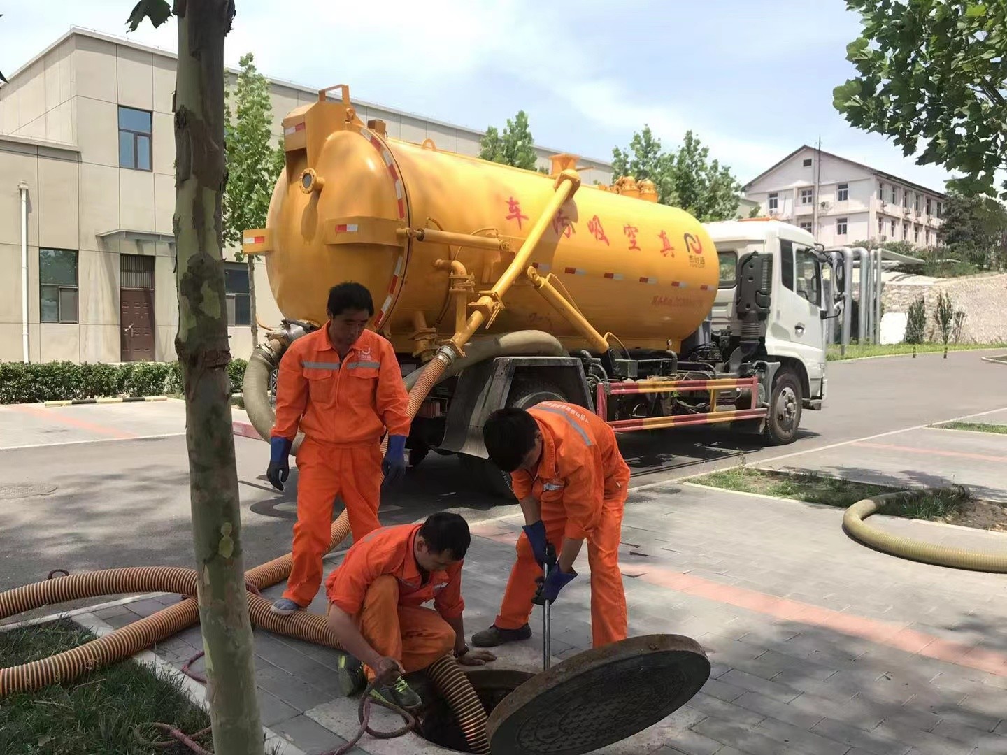 托喀依乡化粪池清理与5-8吨吸粪车施工效率分析